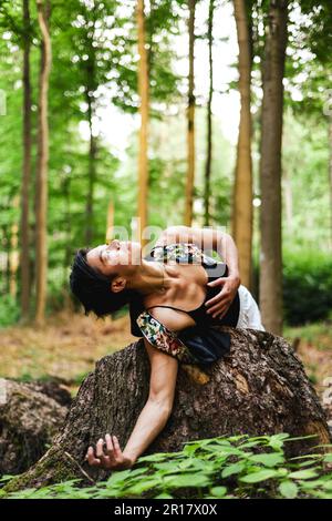 Le danseur tient le coeur et penche sur la terre dans la forrest verte en Europe Banque D'Images