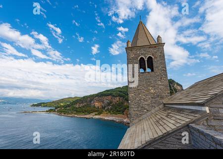 Golfe de la Spezia vu de l'église de San Pietro (Saint Pierre) à Portovenere ou Porto Venere. La Spezia, Ligurie, Italie, Europe. Île de Palmaria. Banque D'Images