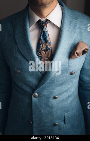 Un homme habillé d'un élégant costume bleu, d'une chemise blanche impeccable. Banque D'Images