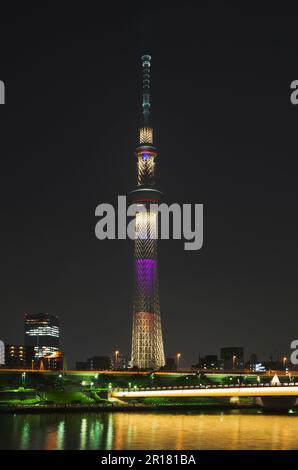 Tokyo Sky Tree illuminé （candidature olympique de Tokyo ） Banque D'Images