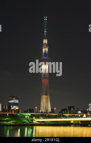 Tokyo Sky Tree illuminé （candidature olympique de Tokyo ） Banque D'Images