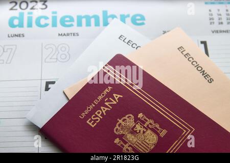 2023. Espagne. Gros plan d'un passeport espagnol et de bulletins de vote préparés pour les élections générales de décembre en Espagne sur la feuille de décembre du calenda de 2023 Banque D'Images