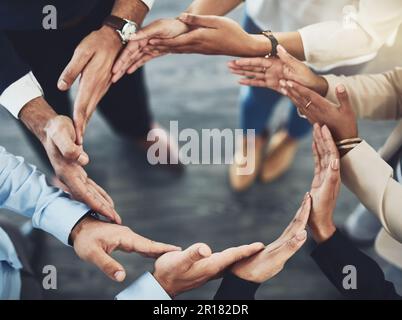 Collaboration, diversité et gens d'affaires avec leurs mains dans un cercle d'unité. Travail d'équipe, amis et vue de dessus des employés multiraciaux Banque D'Images