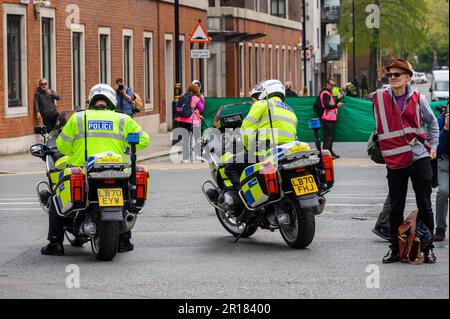 LONDRES - 22 avril 2023 : des policiers métropolitains en moto assurent la sécurité lors de la manifestation de la rébellion, protégeant les manifestants et le pu Banque D'Images