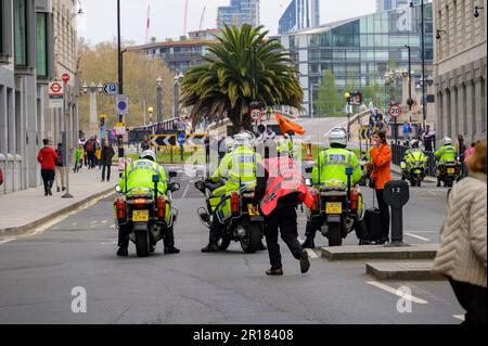 LONDRES - 22 avril 2023 : observez la police métropolitaine britannique sur les motos tout en maintenant la sécurité publique pendant la manifestation de la rébellion d'extinction Banque D'Images