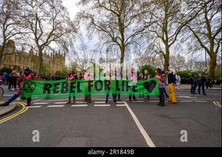 LONDRES - 22 avril 2023 : assistez à l'image puissante des manifestants tenant une bannière de l'autre côté de la route, faisant une déclaration lors de la rébellion d'extinction Banque D'Images