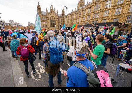 LONDRES - 22 avril 2023 : admirez la vue percutante des manifestants du XR qui défilent devant les chambres du Parlement, en direction de la place du Parlement dans un puissant Banque D'Images