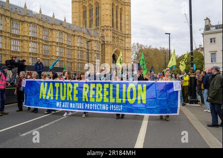 LONDRES - 22 avril 2023 : assistez à la manifestation XR qui mène la marche, portant la bannière de la rébellion de la nature devant les chambres du Parlement de Londres, l'unitine Banque D'Images