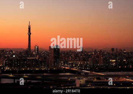 Vue sur le ciel de Tokyo au coucher du soleil depuis Funabori Banque D'Images