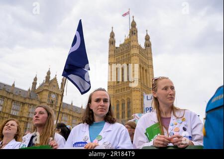 LONDRES - 22 avril 2023 : rejoignez la manifestation sur les manteaux de laboratoire pendant que les scientifiques du XR participent à la marche, mettant en valeur l'unité de la communauté scientifique à advo Banque D'Images