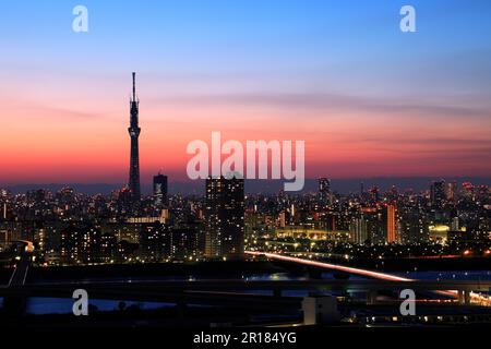 Vue sur le ciel de Tokyo au coucher du soleil depuis Funabori Banque D'Images