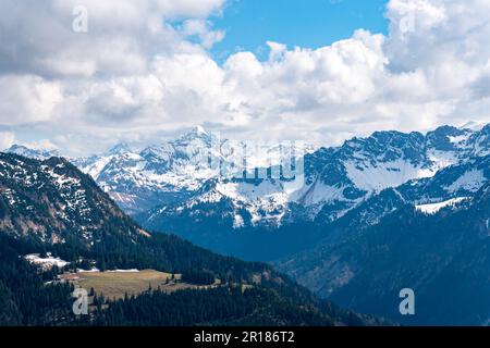Belle randonnée de montagne de printemps d'Oberjoch au Spieser et au Hirschberg dans les Alpes d'Allgau Banque D'Images