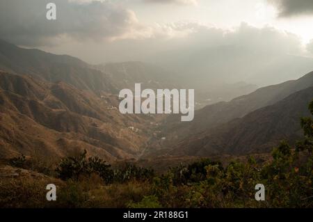 Chaîne de montagnes ASiR dans le sud-ouest de l'Arabie Saoudite Banque D'Images