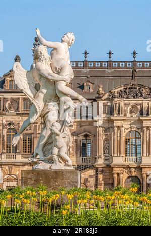 Sommerpalais au Großer Garten (grand jardin) à Dresde, Allemagne avec la sculpture en marbre: 'Le temps abduits beauté' Banque D'Images