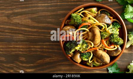 Nouilles aux œufs et légumes dans un bol. Vue de dessus, plan d'agencement Banque D'Images