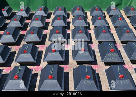 Lebus, Allemagne. 12th mai 2023. Beaucoup de petits cercueils avec les restes des soldats de l'Armée rouge peuvent être vus dans une tombe à la tombe de la guerre soviétique. 78 ans après la fin de la Seconde Guerre mondiale, la Commission des sépultures de guerre avait mis 61 soldats de l'Armée rouge à Lebus (district de Märkisch-Oderland). Ils sont morts dans les batailles de l'Oderbruch et dans la bataille pour Berlin et ont été récupérés par la Commission des sépultures de guerre au cours des derniers mois. Credit: Patrick Pleul/dpa/Alay Live News Banque D'Images