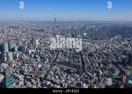 Prise de vue aérienne de la station de Kanda depuis le sud-ouest vers Ryogoku et la région des arbres de ciel Banque D'Images