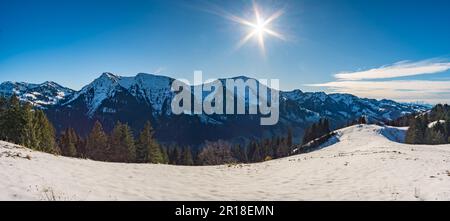 Fantastique randonnée d'hiver à Denneberg sur la Nagelfluhkette de Tahlkirchdorf près d'Oberstaufen dans les belles Alpes d'Allgau Banque D'Images