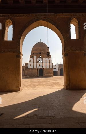 Le Caire, Égypte. 29th novembre 2022. L'architecture intérieure de la cour et du dôme de la mosquée Ibn Tulin au Caire, l'une des plus anciennes mosquées d'Égypte. Le Caire, la capitale tentaculaire de l'Égypte, située sur les rives du Nil, connue en arabe sous le nom d'Al Qahirah, signifie que « le vainqueur » est une mégapole sans cesse croissante avec une population de plus de 20 millions d'habitants. (Photo de John Wreford/SOPA Images/Sipa USA) crédit: SIPA USA/Alay Live News Banque D'Images