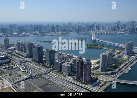 Station Odaiba prise de vue aérienne du côté sud-est vers le pont Rainbow, direction Shinagawa Banque D'Images