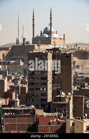 Vue sur la Citadelle et la mosquée de Mohamed Ali dans la capitale égyptienne densément peuplée, le Caire, l'Égypte, l'Afrique. Le Caire, la capitale tentaculaire de l'Égypte, située sur les rives du Nil, connue en arabe sous le nom d'Al Qahirah, signifie que « le vainqueur » est une mégapole sans cesse croissante avec une population de plus de 20 millions d'habitants. Banque D'Images