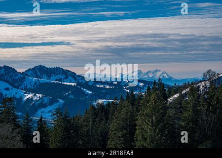 Fantastique randonnée d'hiver à Denneberg sur la Nagelfluhkette de Tahlkirchdorf près d'Oberstaufen dans les belles Alpes d'Allgau Banque D'Images