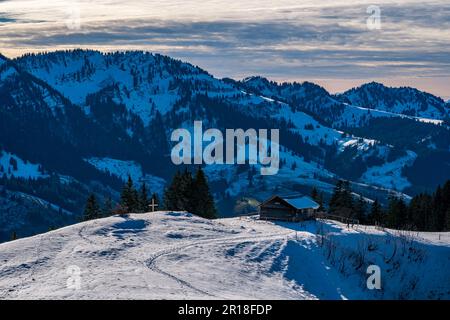 Fantastique randonnée d'hiver à Denneberg sur la Nagelfluhkette de Tahlkirchdorf près d'Oberstaufen dans les belles Alpes d'Allgau Banque D'Images