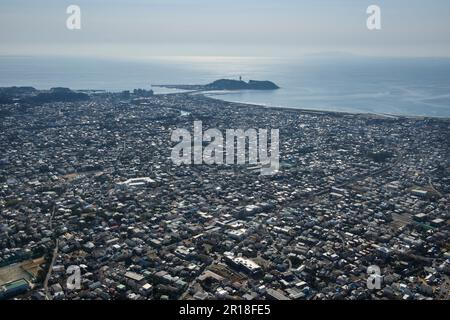 Photo aérienne de la gare de Honkugenuma du nord vers l'île d'Enoshima Banque D'Images