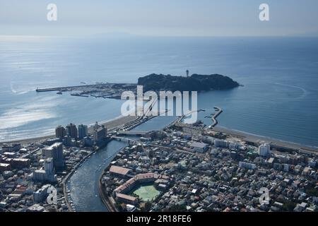 Photo aérienne de la station de Katase-Enoshima depuis le nord vers l'île d'Enoshima Banque D'Images