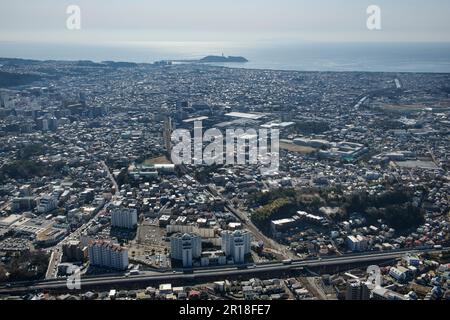Photo aérienne de la station Fujisawahonmachi du nord-ouest vers l'île d'Enoshima Banque D'Images