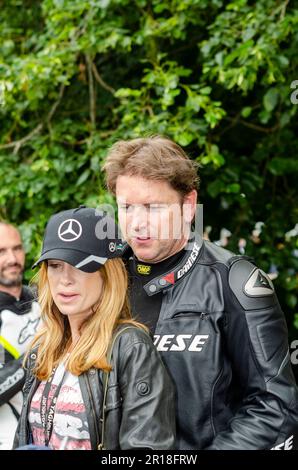 Le chef James Martin au Goodwood Festival of Speed 2016. Célèbre chef de télévision en cuir de course, avec Louise Davies, partenaire Banque D'Images