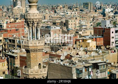 29 novembre 2022, le Caire, Egypte: Mosquée minaret devant un paysage urbain aérien surpeuplé vue sur le Caire, la capitale densément peuplée de l'Egypte. Le Caire, la capitale tentaculaire de l'Égypte, située sur les rives du Nil, connue en arabe sous le nom d'Al Qahirah, signifie que « le vainqueur » est une mégapole sans cesse croissante avec une population de plus de 20 millions d'habitants. (Credit image: © John Wreford/SOPA Images via ZUMA Press Wire) USAGE ÉDITORIAL SEULEMENT! Non destiné À un usage commercial ! Banque D'Images