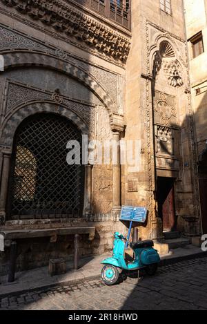 Le Caire, Égypte. 21st décembre 2022. Un scooter Vespa vu garés à l'extérieur de Sabil-Kuttab de Katkhuda, dans la rue Al Muizz près du bazar Khan El Khalili dans la vieille partie du Caire islamique, en Égypte. Le Caire, la capitale tentaculaire de l'Égypte, située sur les rives du Nil, connue en arabe sous le nom d'Al Qahirah, signifie que « le vainqueur » est une mégapole sans cesse croissante avec une population de plus de 20 millions d'habitants. (Credit image: © John Wreford/SOPA Images via ZUMA Press Wire) USAGE ÉDITORIAL SEULEMENT! Non destiné À un usage commercial ! Banque D'Images