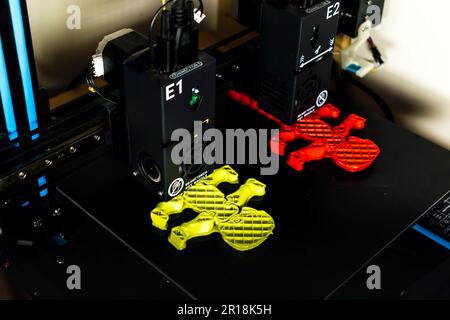 Imprimante à double extrudeuse 3D qui imprime deux modèles bicolores, la technologie idex Banque D'Images