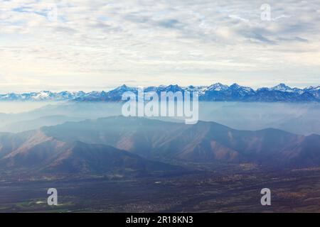 Vue incroyable sur les nuages au-dessus des montagnes. Paysage de montagnes Banque D'Images