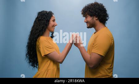 Heureux couple amour multiracial relations affectueuses date de désherbage marié Latino femme hispanique femme petite amie tenant les mains avec l'homme indien Banque D'Images