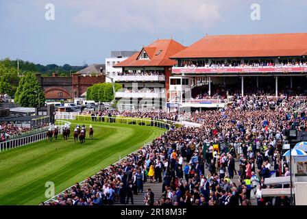 Les coureurs et les cavaliers en action lors de leur compétition dans le CAA Stellar Earl Grosvenor Handicap lors du festival de mai Boothes Tote Chester Cup Day à l'hippodrome de Chester. Date de la photo: Vendredi 12 mai 2023. Banque D'Images