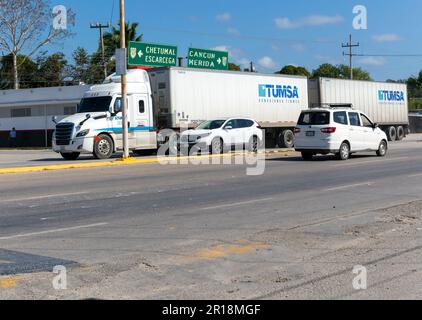 Véhicules circulation routière sur l'autoroute 307, Bacalar, Quintana Roo, Mexique - Tumsa camion passant le panneau de route Banque D'Images