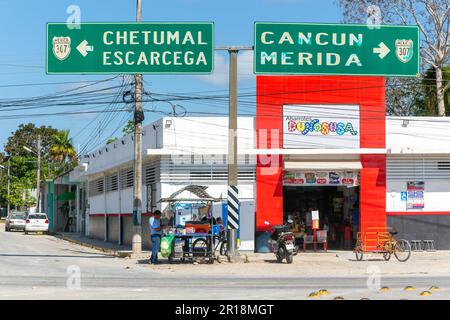 Signalisation routière des véhicules sur l'autoroute 307, Bacalar, Quintana Roo, Mexique pour Chetumal Escarcega et Cancun Merida Banque D'Images