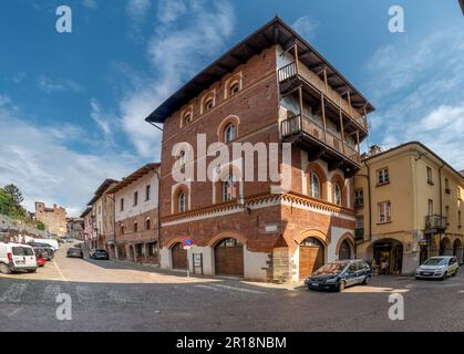 Pinerolo, Turin, Piémont, Italie - 29 avril 2023: Via Principi di Acaja avec la maison médiévale du Vicaire (15th siècle) et d'autres palais médiévaux Banque D'Images