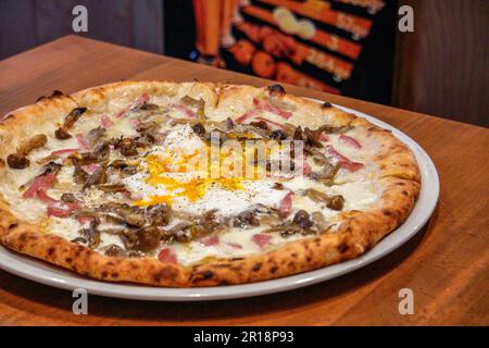 Pizza napolitaine avec pâte à mâcher Banque D'Images