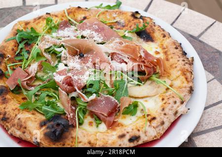 Pizza napolitaine avec pâte à mâcher Banque D'Images