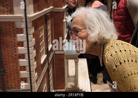 Hôtel de ville de Kensington, Londres, Royaume-Uni. 12th mai 2023. Le Kensington Dollshouse Festival, pour les amateurs de poupées et de miniatures. Crédit : Matthew Chattle/Alay Live News Banque D'Images