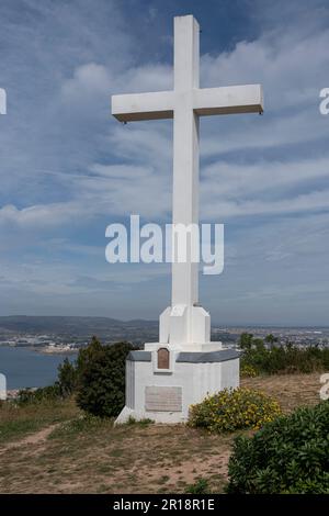 Sète, France - 04 23 2023 : vue sur la croix blanche au sommet du belvédère du Mont Saint-clair Banque D'Images