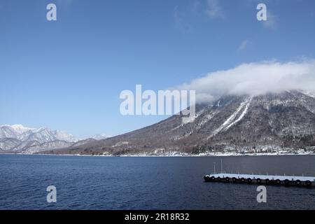 Lac Chuzenji en hiver et Mt. Nantai