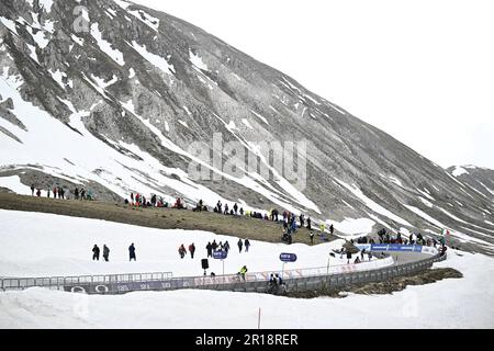 Capua, Italie. 12th mai 2023. L'illustration montre des montagnes enneigées à côté de la fin de la septième étape de la course de vélo Giro d'Italia 2023, de Capua à Gran Sasso d'Italia (218km), en Italie, vendredi 12 mai 2023. Le Giro 2023 a lieu du 06 au 28 mai 2023. BELGA PHOTO JASPER JACOBS crédit: Belga News Agency/Alay Live News Banque D'Images