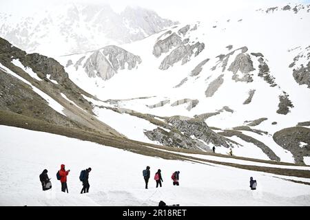 Capua, Italie. 12th mai 2023. L'illustration montre des montagnes enneigées à côté de la fin de la septième étape de la course de vélo Giro d'Italia 2023, de Capua à Gran Sasso d'Italia (218km), en Italie, vendredi 12 mai 2023. Le Giro 2023 a lieu du 06 au 28 mai 2023. BELGA PHOTO JASPER JACOBS crédit: Belga News Agency/Alay Live News Banque D'Images