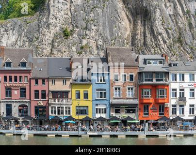 Dinant, Belgique, 04.05.2023, vue sur Dinant, maisons colorées le long de la Meuse Banque D'Images