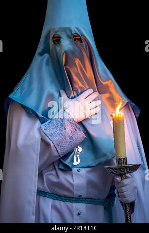 Un penitent de Hermandad Penitencial de Ntro. Padre Jesús Atado a la Columna pendant le processus de la Sagrada Psion del Redentor, Valladolid, Espagne Banque D'Images