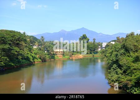 Vue depuis le sommet du pont Kuttyady (Kuttiady, Kuttyadi) vers la rivière et les montagnes, Khozikode, Kerala en Inde Banque D'Images